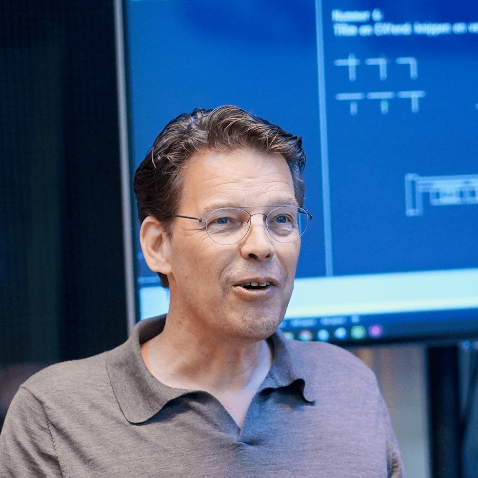 Harold Weistra voor scherm tijdens training